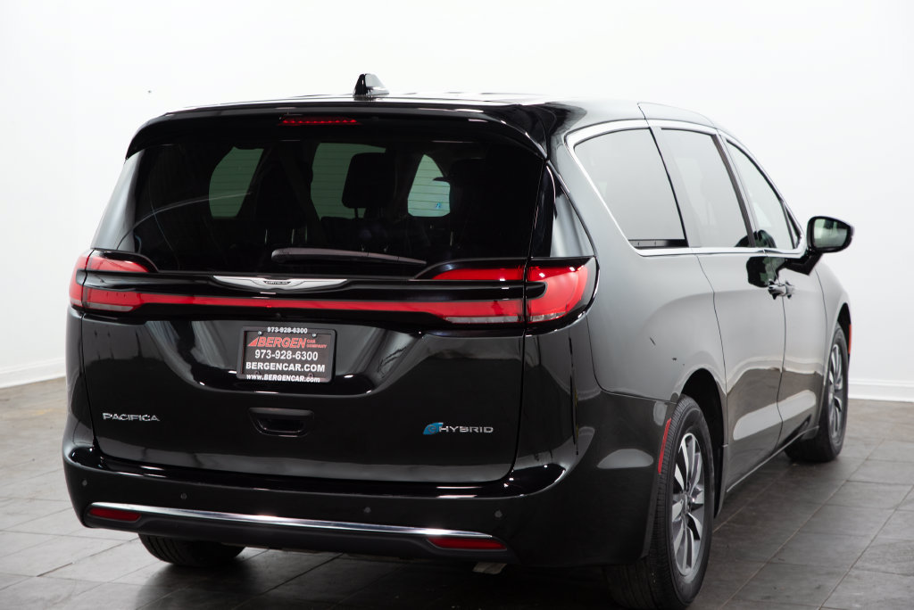 Used 2024 Chrysler Pacifica Limited FWD image 14
