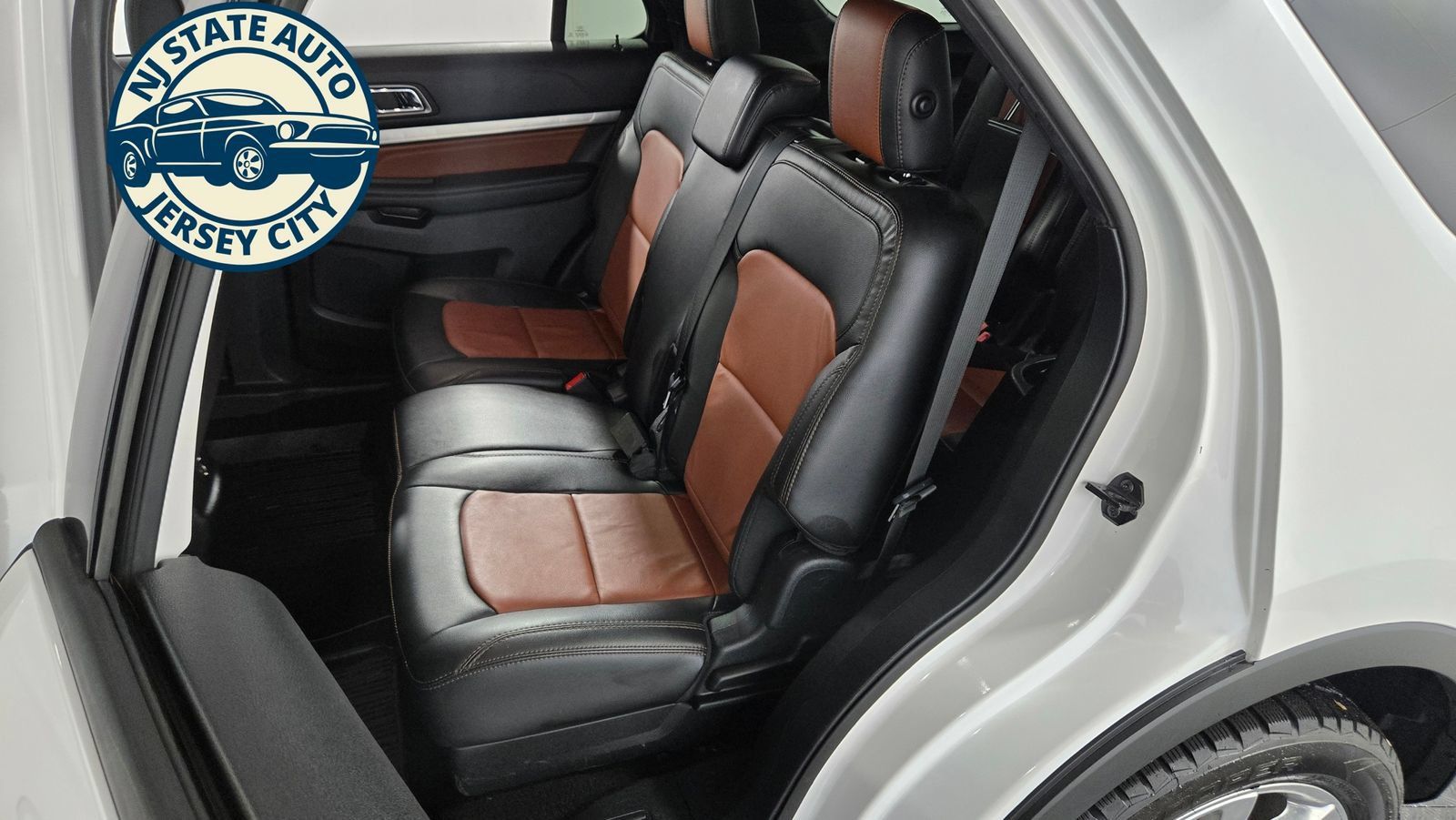 Used 2019 Ford Explorer XLT w/ Equipment Group 202A AWD/4WD image 34