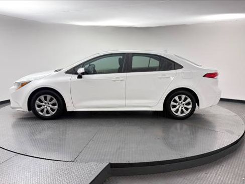 Used 2021 Toyota Corolla LE FWD image 3