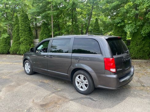 Used 2019 Dodge Grand Caravan SXT FWD image 3