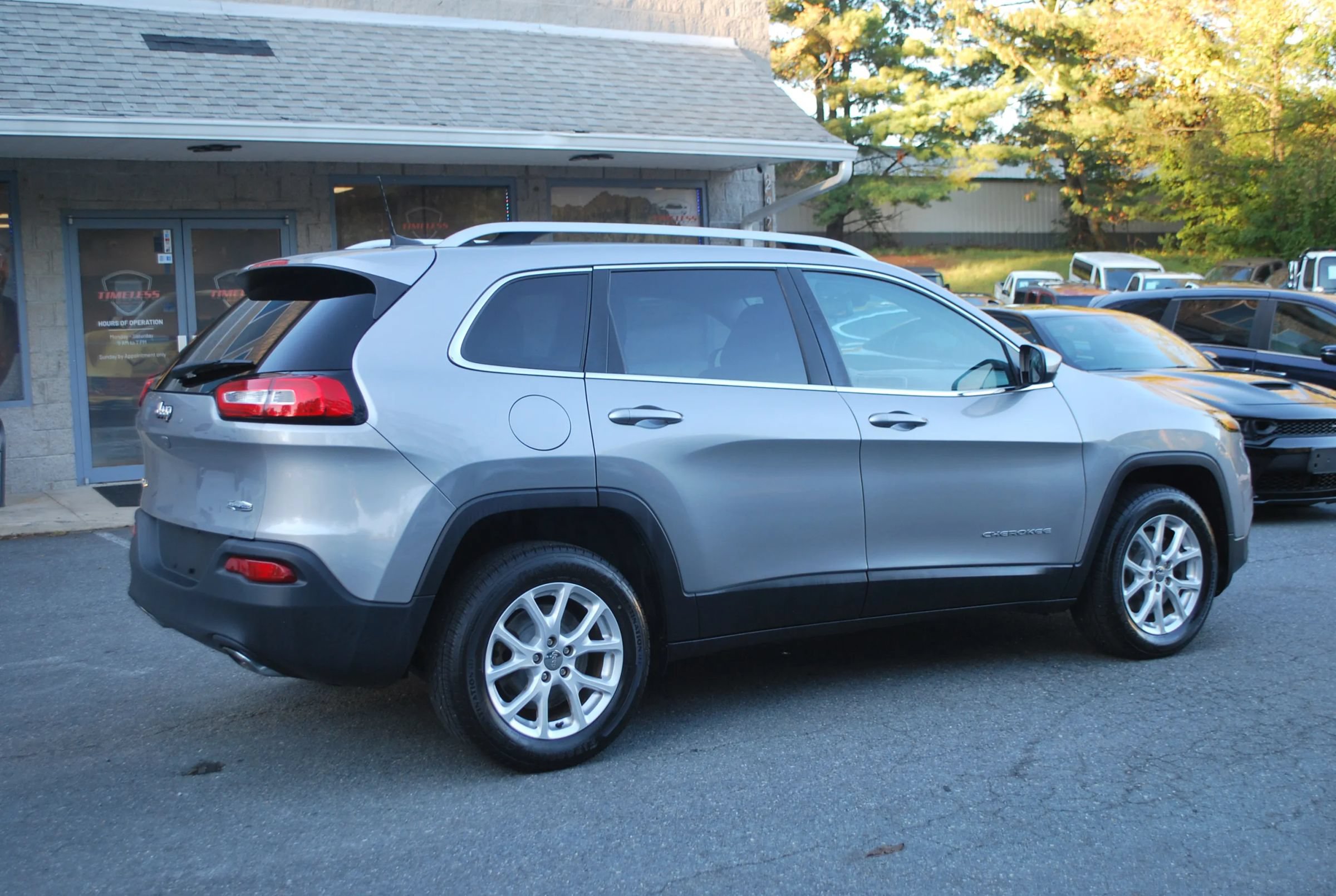 Used 2016 Jeep Cherokee Latitude w/ Cold Weather Group AWD/4WD image 7