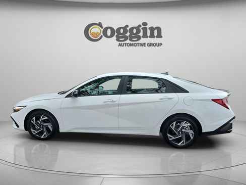 Certified 2025 Hyundai Elantra Sport FWD image 2