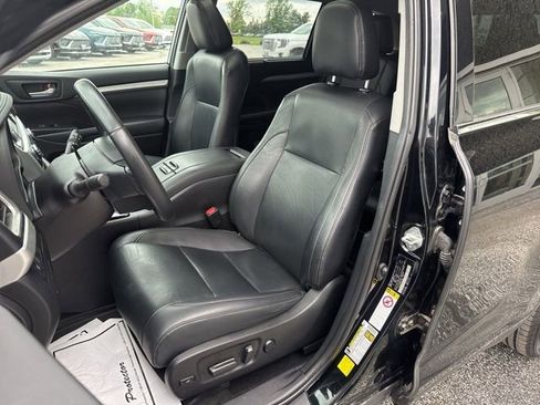 Used 2019 Toyota Highlander XLE AWD/4WD image 12