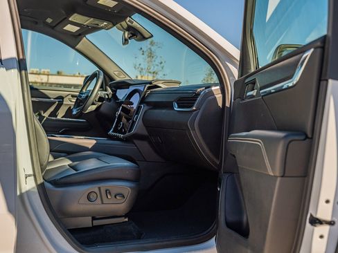 Used 2024 GMC Acadia Elevation image 12