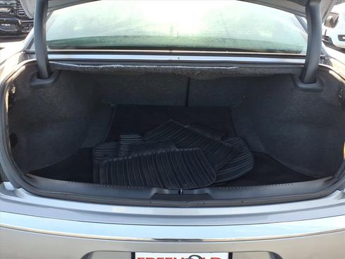 Used 2018 Chrysler 300 Limited image 18