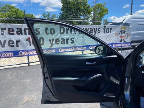 Used 2025 Nissan Altima 2.5 SV FWD image 11