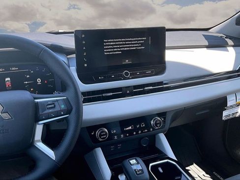 New 2026 Mitsubishi Outlander FWD image 7