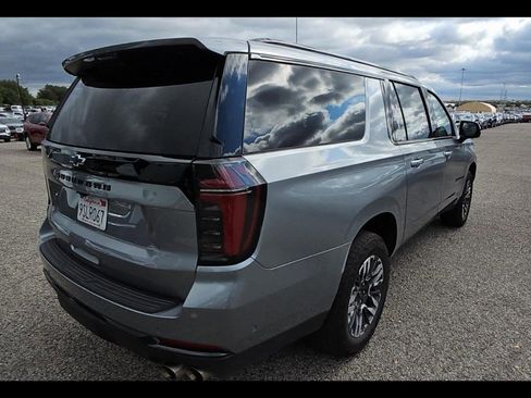 Used 2025 Chevrolet Suburban Z71 image 5