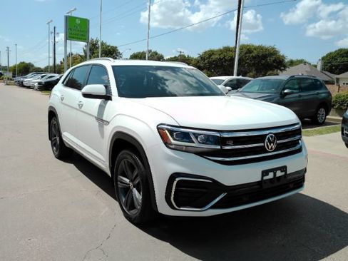 Used 2021 Volkswagen Atlas Cross Sport SE FWD image 4