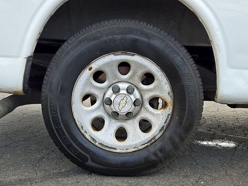 Used 2010 Chevrolet Express 1500 RWD image 11