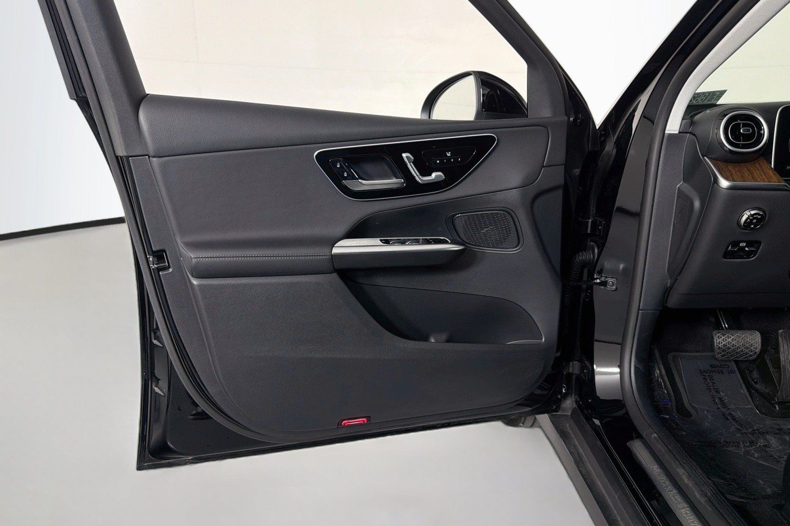 Certified 2025 Mercedes-Benz GLC 350e 4MATIC w/ Driver Assistance Package image 22