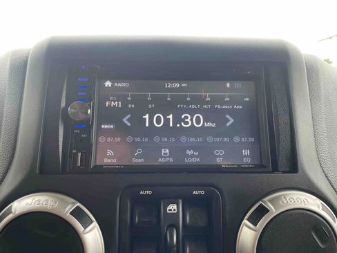 Used 2018 Jeep Wrangler Unlimited Sahara image 32