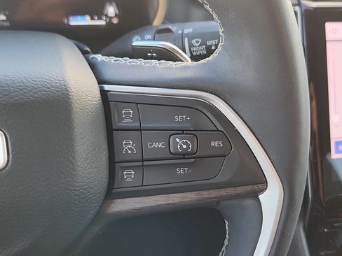 Used 2023 Jeep Grand Cherokee L Limited w/ Luxury Tech Group II AWD/4WD image 12