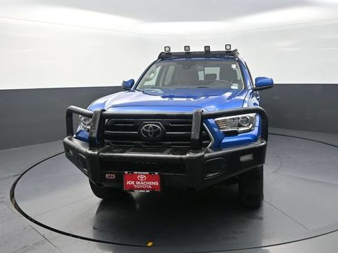 Used 2018 Toyota Tacoma SR5 AWD/4WD image 2
