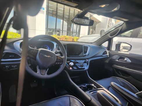 Used 2025 Chrysler Pacifica Limited image 10