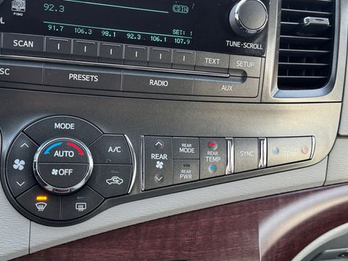 Used 2012 Toyota Sienna XLE image 22