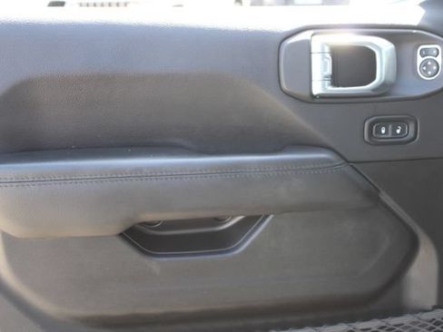 Used 2022 Jeep Wrangler Unlimited Sahara AWD/4WD image 10