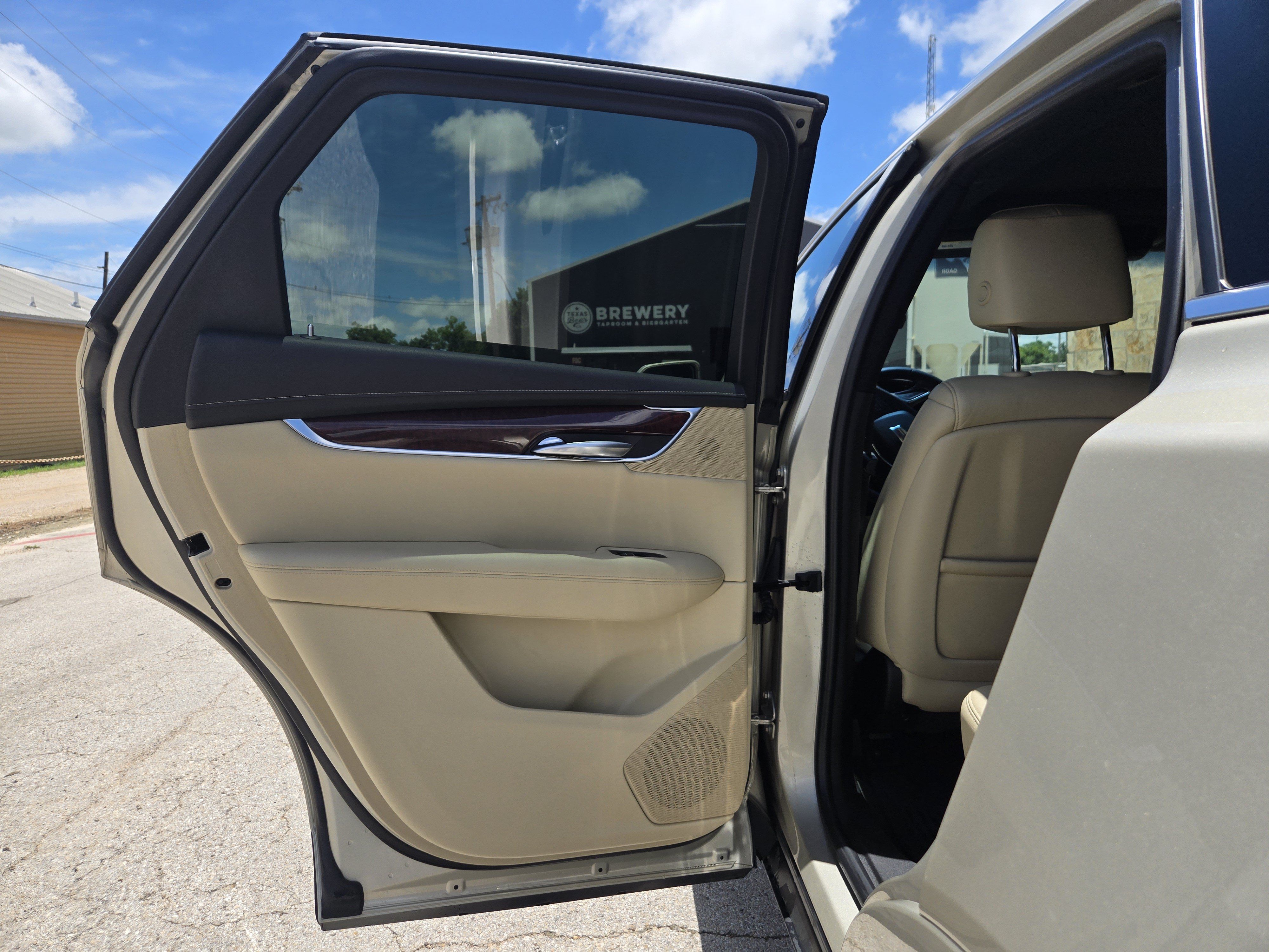 Used 2017 Cadillac XT5 Luxury w/ Driver Awareness Package FWD image 6