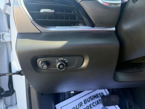 Used 2023 Chevrolet Traverse LT image 39