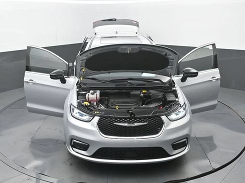Used 2026 Chrysler Pacifica Limited FWD image 34