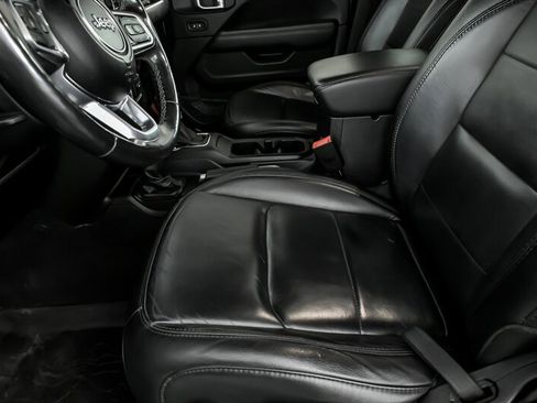 Used 2019 Jeep Wrangler Unlimited Sahara image 17