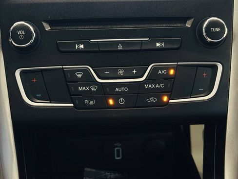 Used 2018 Ford Fusion SE w/ Fusion SE Technology Package FWD image 51