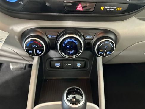 Certified 2023 Hyundai Venue SEL image 23