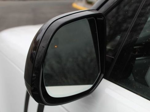 Used 2025 Land Rover Range Rover SE image 13