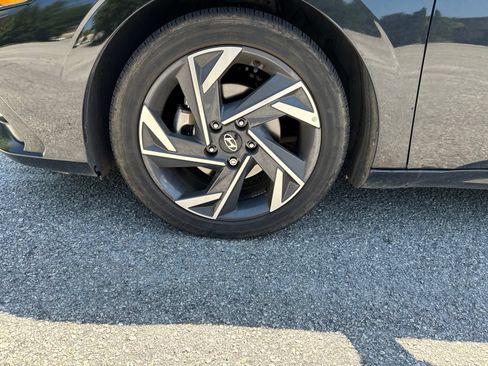 Certified 2025 Hyundai Elantra Limited FWD image 8