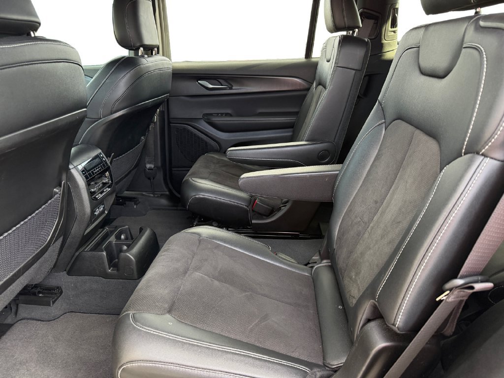 Used 2023 Jeep Grand Cherokee L Altitude AWD/4WD image 15
