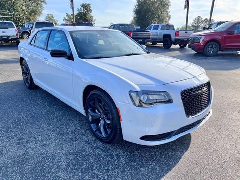 Used 2023 Chrysler 300 Touring w/ Safetytec Plus Group image 8