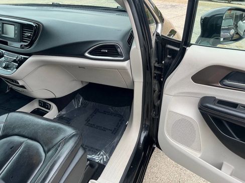 Used 2017 Chrysler Pacifica Touring-L image 30