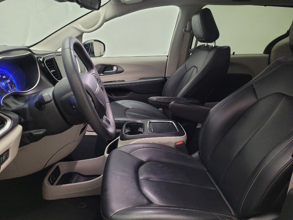 Used 2024 Chrysler Pacifica Touring-L FWD image 17