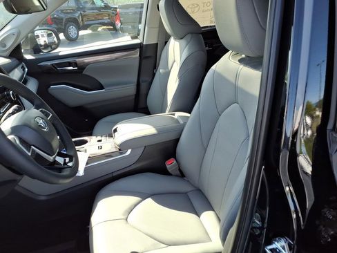 New 2026 Toyota Highlander Limited AWD/4WD image 12
