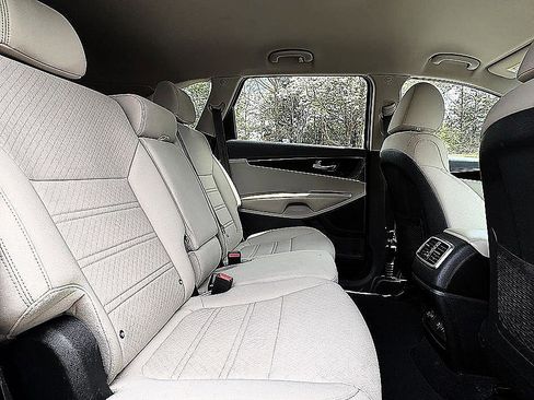 Used 2019 Kia Sorento LX w/ LX Convenience Package image 13