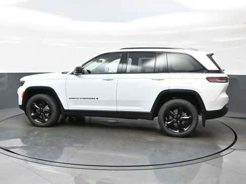 New 2025 Jeep Grand Cherokee Altitude AWD/4WD image 3