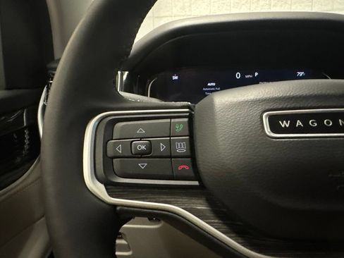Used 2022 Jeep Wagoneer Series III AWD/4WD image 36