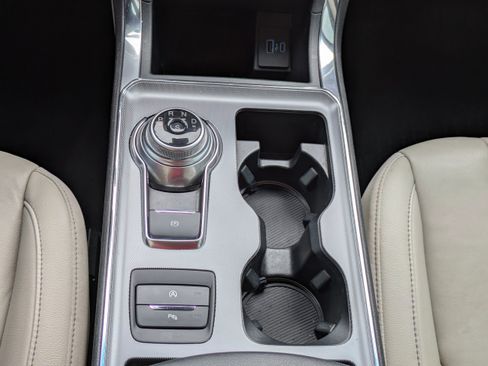 Used 2021 Ford Edge Titanium image 23