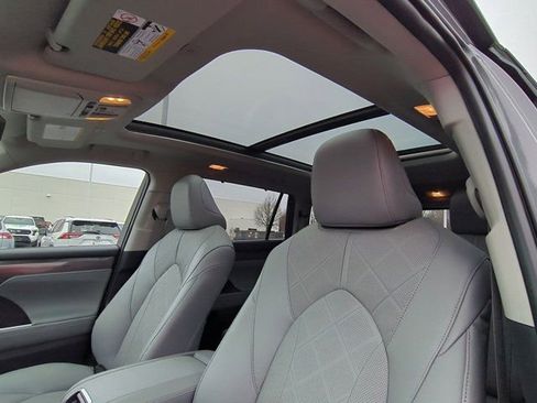 Used 2025 Toyota Highlander Platinum image 10