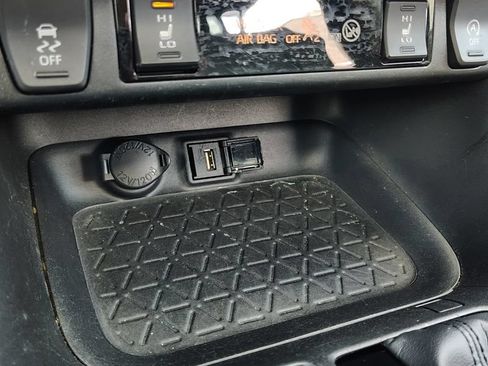 Used 2022 Toyota RAV4 XLE Premium AWD/4WD image 40