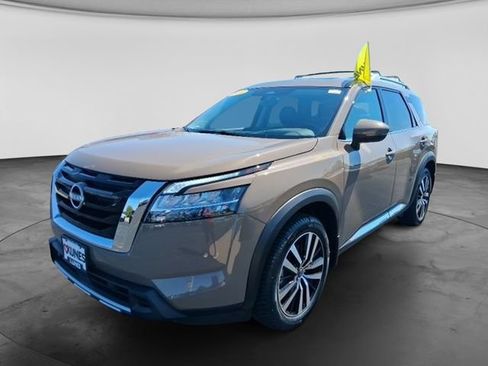 Used 2024 Nissan Pathfinder Platinum w/ Cargo Package AWD/4WD image 10