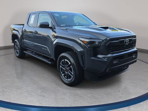 Used 2025 Toyota Tacoma TRD Sport AWD/4WD image 3