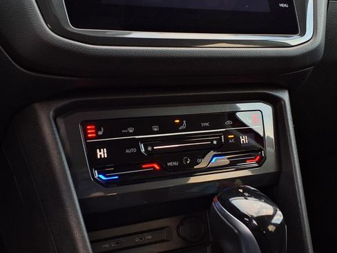 Used 2022 Volkswagen Tiguan SE image 19