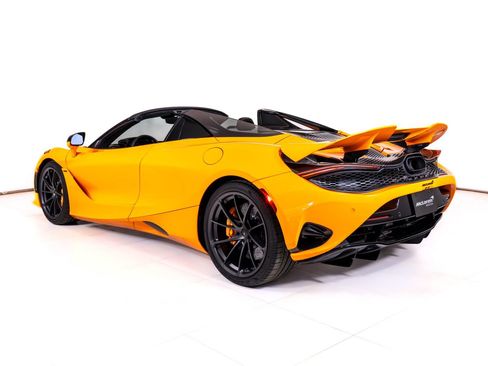 Used 2026 McLaren 750S Spider RWD image 5
