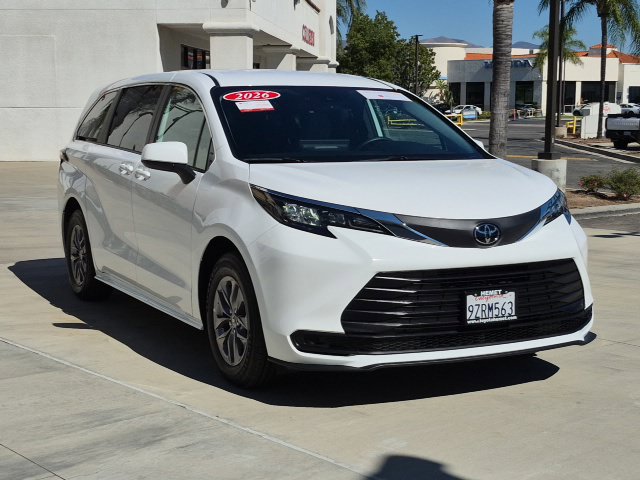 Used 2026 Toyota Sienna LE FWD image 3