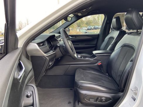 Used 2024 Jeep Grand Cherokee Altitude image 33