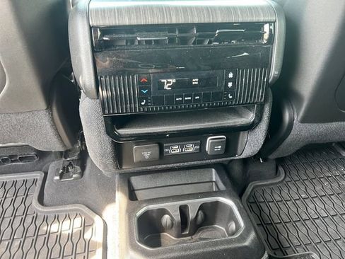 Used 2024 Jeep Wagoneer Series III AWD/4WD image 25