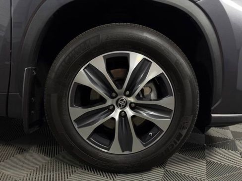 Used 2024 Toyota Highlander XLE image 11