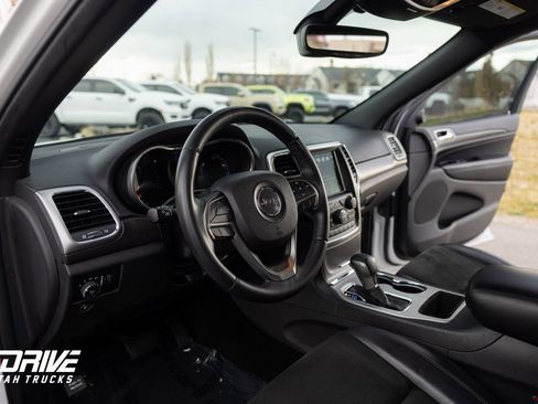 Used 2018 Jeep Grand Cherokee Altitude image 20