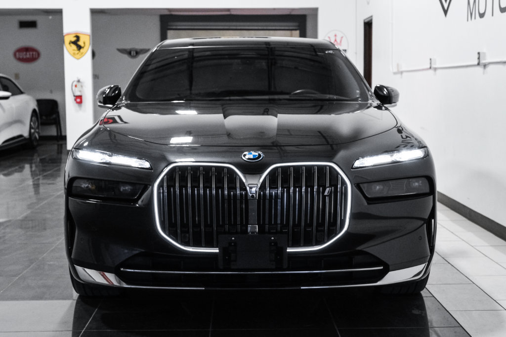 Used 2024 BMW i7 xDrive60 AWD/4WD image 5